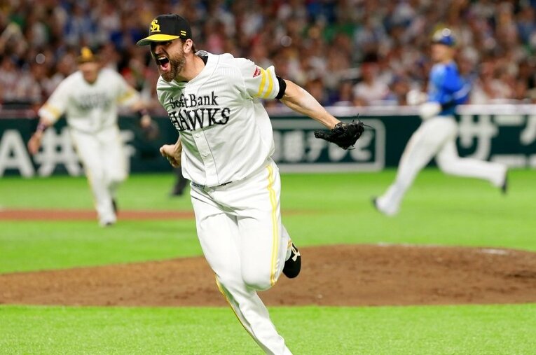 MLBでプレー後、広島、西武を経て2014年からソフトバンクにやってきたサファテ。2017年日本シリーズで見せた投球は、鳥肌が立つ“激投”だった ／ photograph by Sankei Shimbun