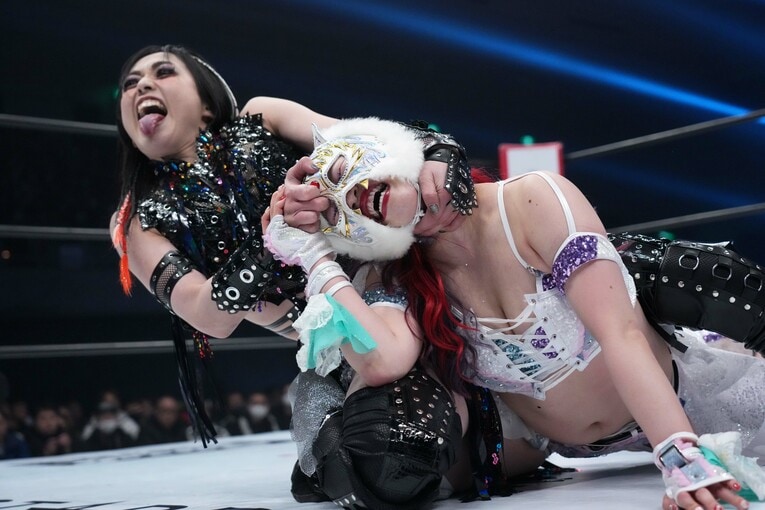 スターライト・キッドのマスクに手をかける上谷沙弥　©Essei Hara