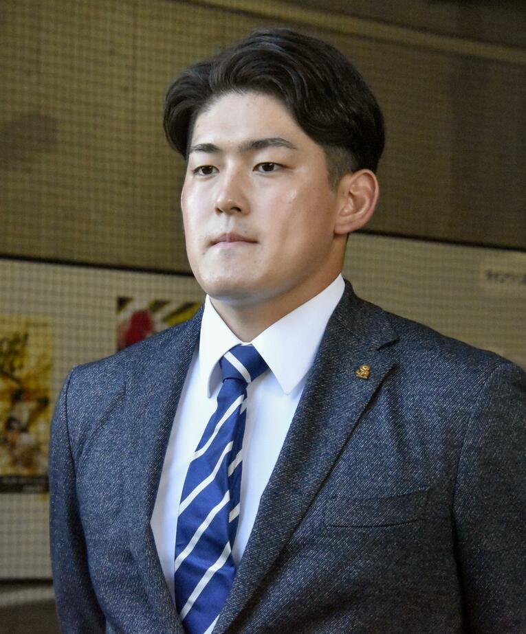 2021年ドラフト1位・風間球打はスーツ姿で球場に現れて…（11月4日）　©KYODO