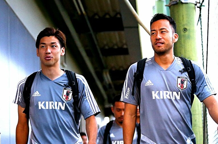 「センターバック吉田麻也（33歳）とセンターフォワード大迫勇也（31歳）までの距離に注目して欲しい」と風間八宏さんは話す ／ photograph by AFLO