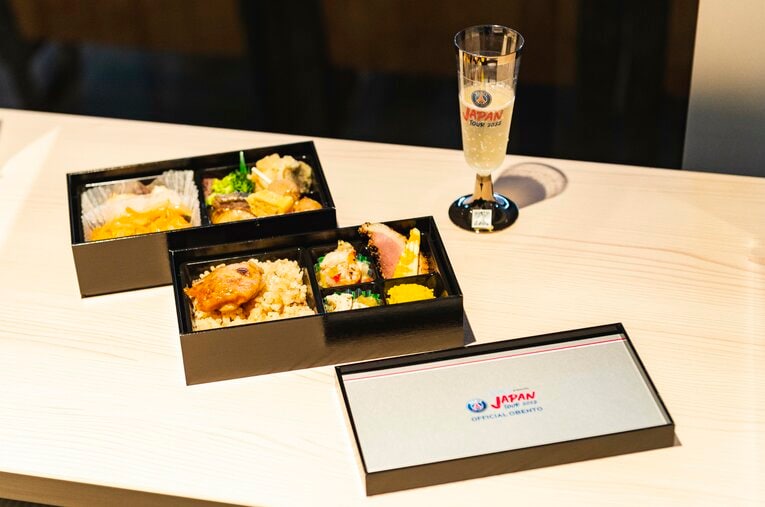 お弁当とシャンパン　©Wataru Sato