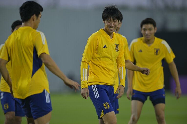 リラックスした表情で練習をする鎌田　©Koki Nagahama/JMPA