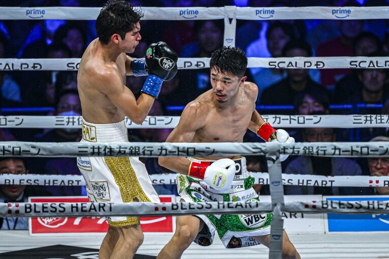 3ラウンド、ダウンを奪った中谷潤人の華麗なコンビネーション（3枚目／全6枚） ©Takuya Sugiyama