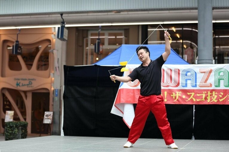 「体育館裏、彫刻刀で左腕を…」マイケルや金正恩に技を披露した大道芸人が壮絶イジメ体験を中高生に伝える理由《中3で渡米、17歳でW杯》(30)