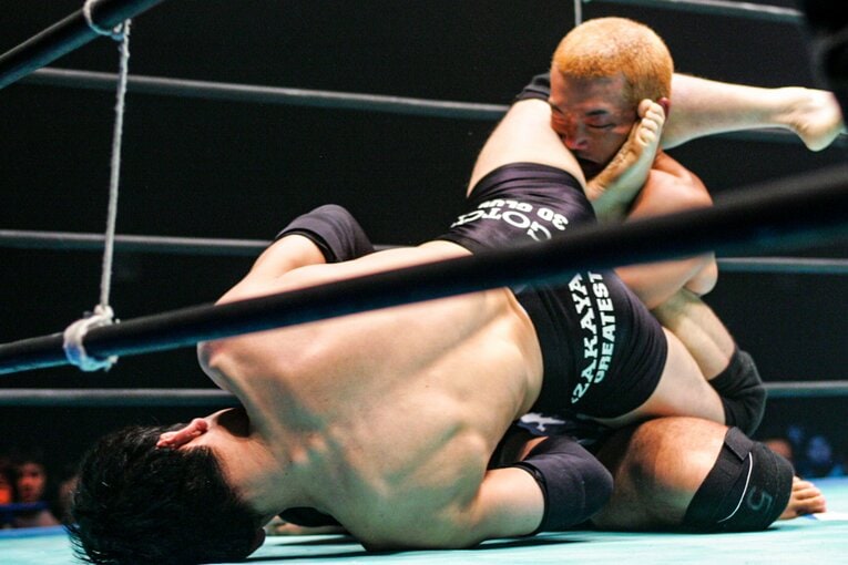 2004年5月、『ZST.5』で内山貴博に腕十字を極める大石真丈　©Susumu Nagao