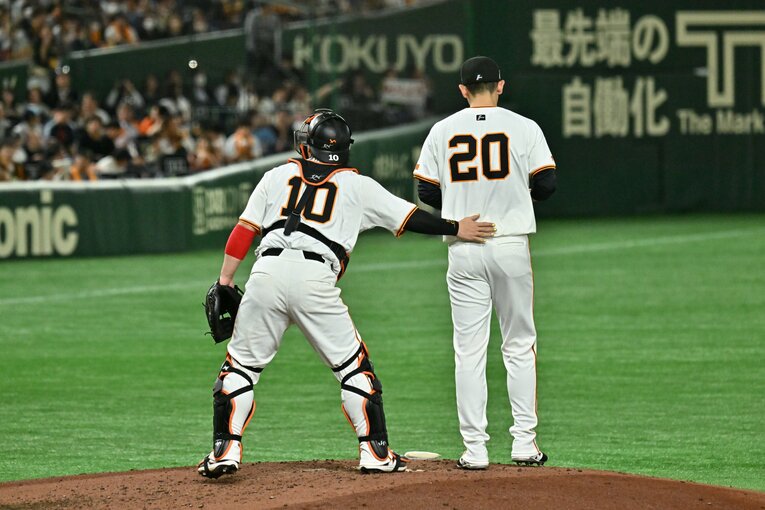 開幕戦で打たれた戸郷の背中をポンポンとフォロー　©Hideki Sugiyama