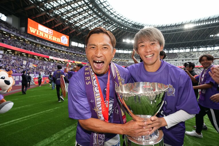 名古屋に移籍した森島司（右）への想いを明かした青山敏弘（写真は2022年ルヴァンカップ）©︎J.LAEGUE