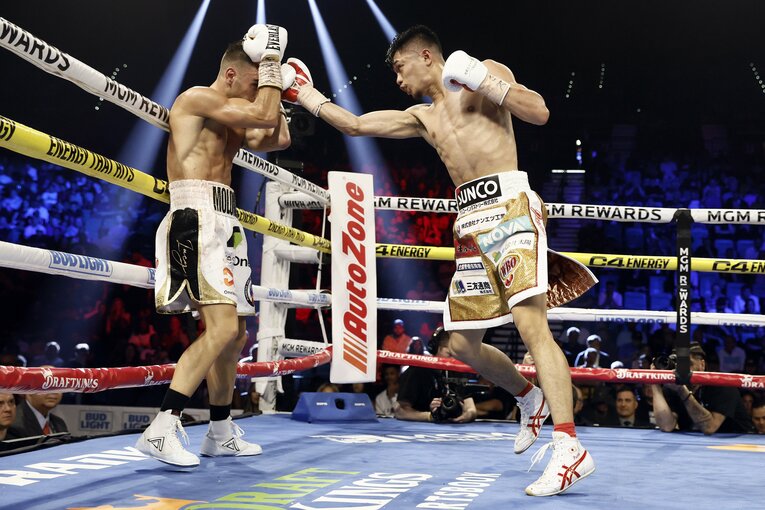 中谷vsモロニ―　©JIJI PRESS