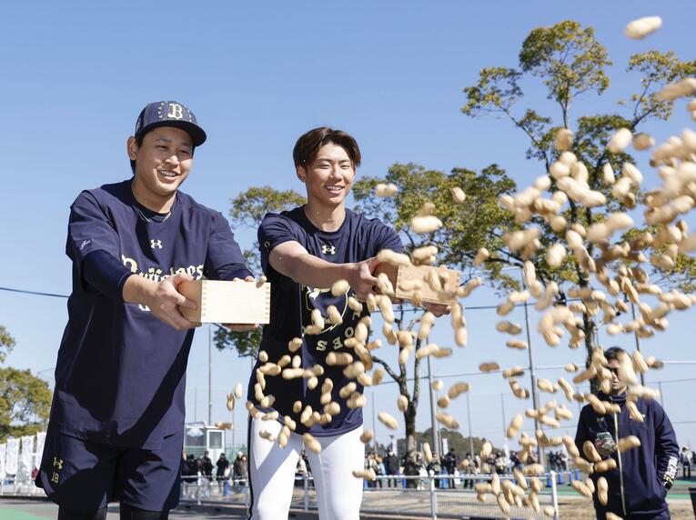 節分の豆まきをするオリックス宮城大弥と曽谷龍平（2026年2月撮影）©︎KYODO