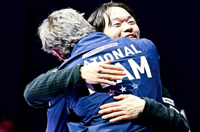 世界選手権で2位となり、優勝したマリニンと抱き合った鍵山優真 ／ photograph by AFLO