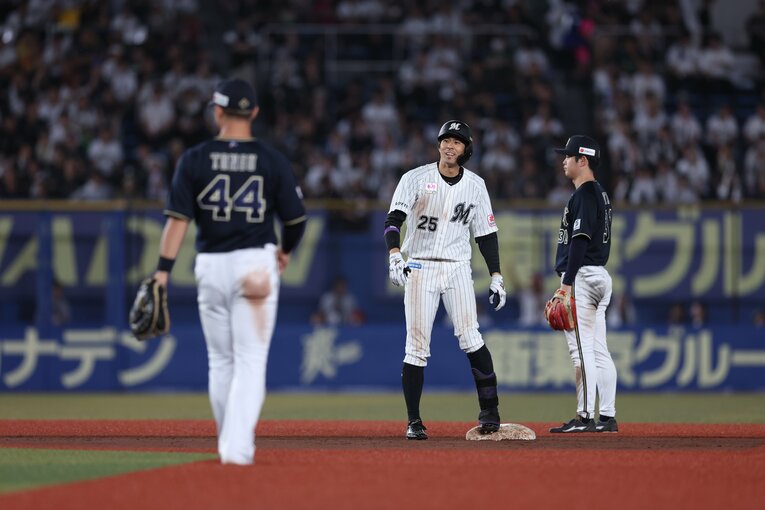 プロ野球新記録となった８試合連続の二塁打を放つ岡大海　©︎Chiba Lotte Marines