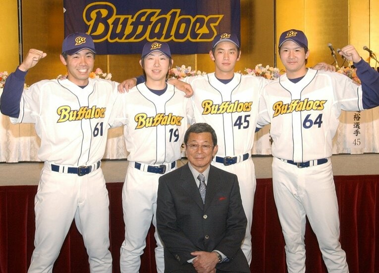 2004年12月、仰木彬監督（当時）を中心に記念撮影に応じるオリックスの新入団選手。左から町豪将、金子千尋、光原逸裕、田中彰　©︎JIJI PRESS