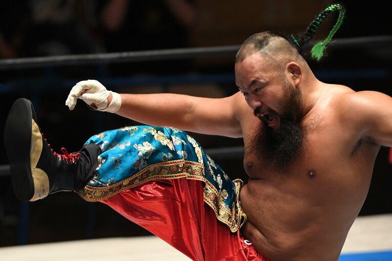 弁髪を振り乱して戦うオーカーン