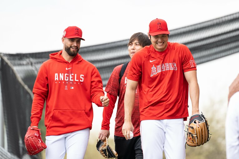 キャンプでの大谷翔平とサンドバル（2023年）　©Nanae Suzuki