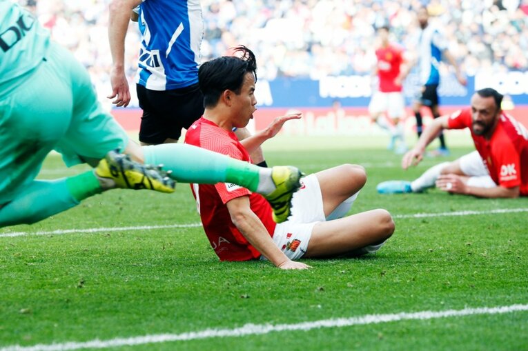 久保建英の祈りと必死さも実らず「先発落ち→6連敗で降格圏」に倒れ込み… 監督解任マジョルカの序列は変わるのか〈撮影者の視点〉(29)