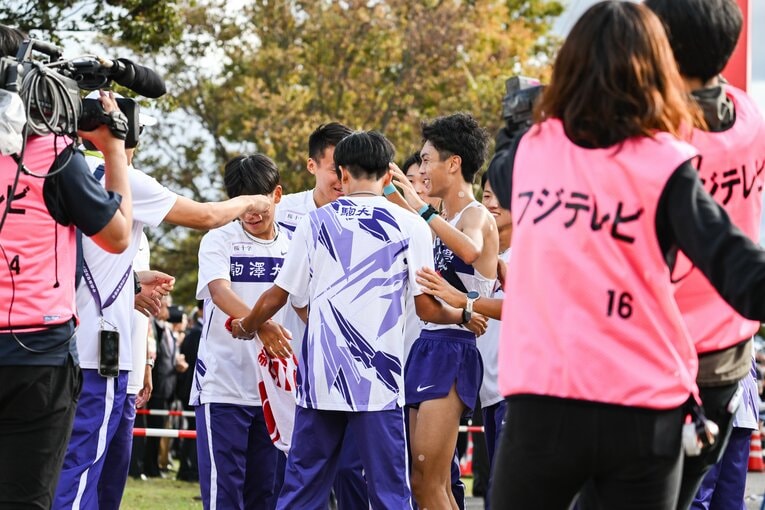 胴上げの準備が始まる…　©Nanae Suzuki