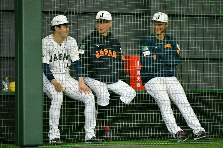 佐々木朗希、吉井コーチとダルビッシュ　©Hideki Sugiyama