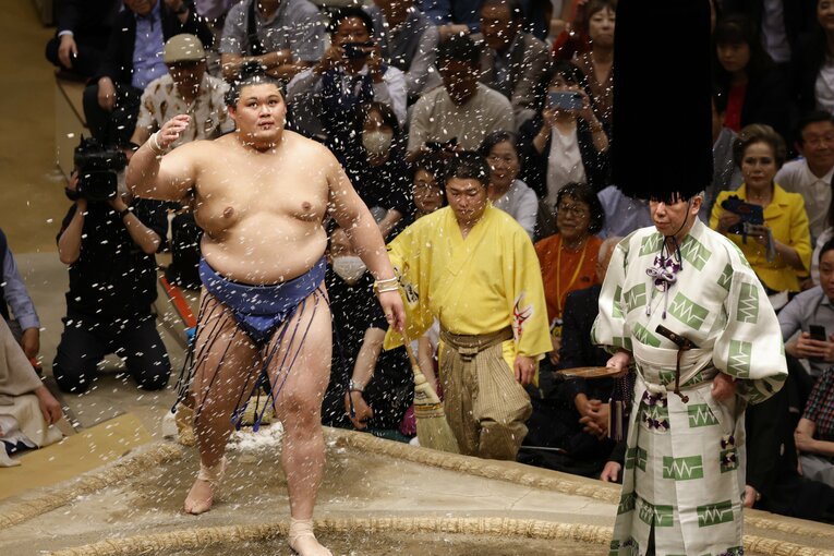 塩をまく大の里　©Kiichi Matsumoto/JMPA