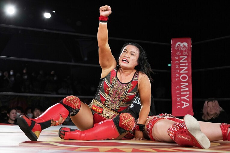 Sareeeに勝利した里村明衣子　©Essei Hara