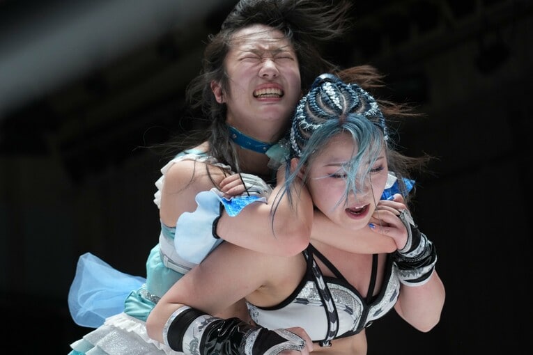 稲葉ともかに飛びついてスリーパーホールドで絞める玖麗さやか　©Essei Hara