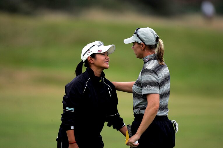 アニカ・ソレンスタムと言葉をかわす宮里藍（2005年）　©Getty Images