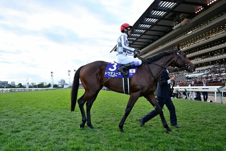 ウイニングランを終えて引きあげるドウデュースと武豊　©Keiji Ishikawa