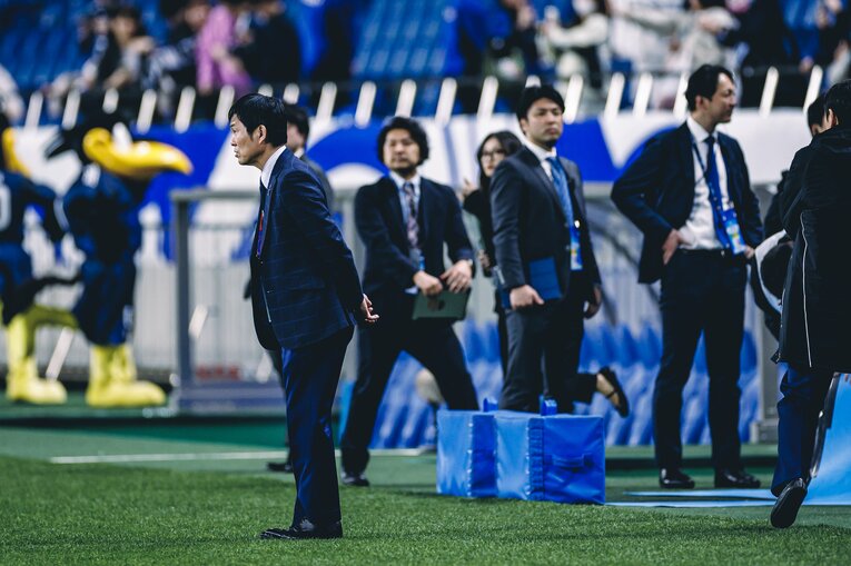 3月25日のサウジアラビア戦。試合後のピッチで4方向におじぎをする森保監督【2枚目／全2枚】　©Kiichi Matsumoto