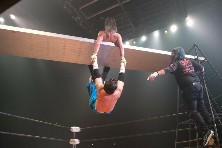 宮本の足場を使ったロメロスペシャル（クリックすると「この記事の写真」にとびます。流血等の過激な写真を含みますのでご注意ください）　©Norihiro Hashimoto