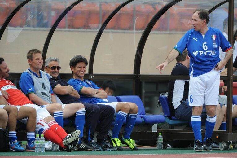 引退後のスキラッチ（左端）。日本でのOB戦でバレージやカズ、バッジョらと談笑（全6枚中の1枚目／2015年）　©Masashi Hara/Getty Images