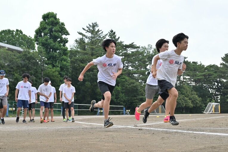トレーニングに励む現在の桐朋中高陸上部のメンバーたち　©Hideki Sugiyama