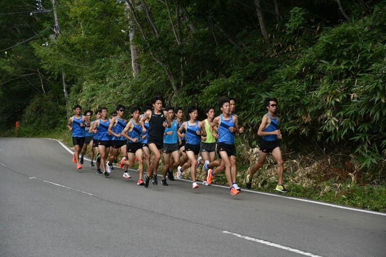 帝京大学駅伝部、ナゾの“はっぴ組”とは？ 「布団の上げ下ろし、食事の配膳もする」“バイト”ランナー(14) ／ photograph by Satoshi Wada