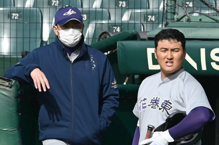 花巻東・佐々木洋監督（左）と話す佐々木麟太郎。同校が甲子園で着ていたグランドコートは、無地に見えるが左肩のところに同色で「HANAMAKI　HIGASHI」と入っていた　©Sankei Shimbun