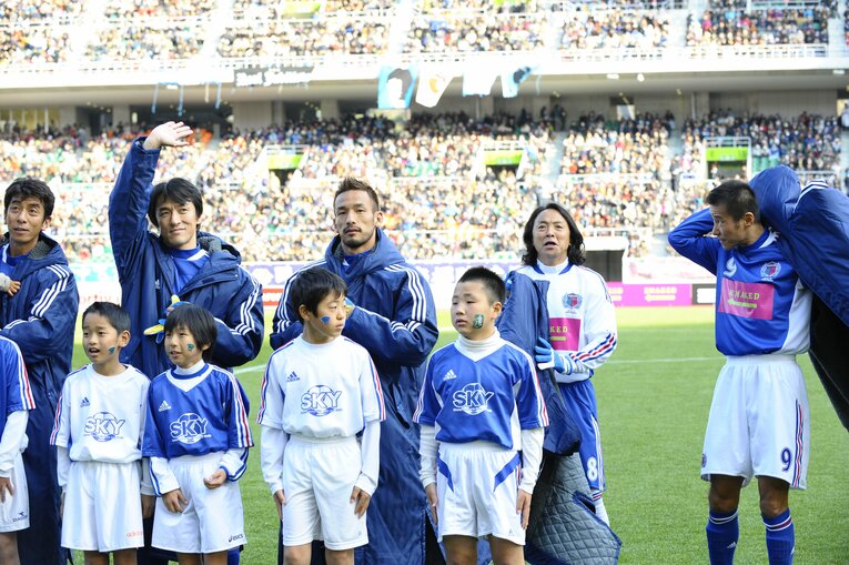 2010年1月に行われた名波浩引退試合では、カズ、中田英寿ら豪華な顔ぶれが駆けつけ4万人超の観客が声援を送った　©︎Toshiya Kondo