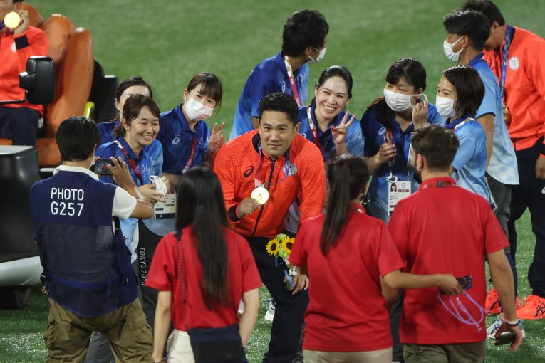 ボランティアスタッフと記念撮影に応じる田中将大　©JMPA