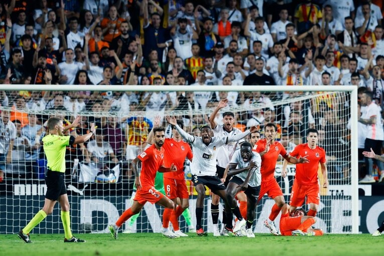 「久保建英が敵地の子供にユニをプレゼント！」“愛されすぎなタケ”の神対応…「お米がパリッと」バレンシア名物パエリアも食べて撮った(11)