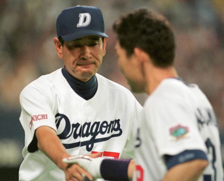 中村と握手する星野監督　©JIJI PRESS