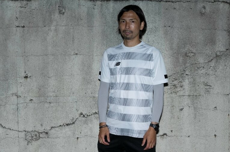 都内のサッカーバーで深夜23時から取材に応じた鈴木隆行 ／ photograph by Kisei Kobayashi