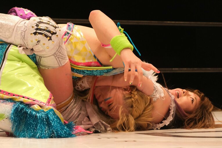 中野たむvs岩谷麻優は壮絶な殴り合いの末、時間切れの引き分けに