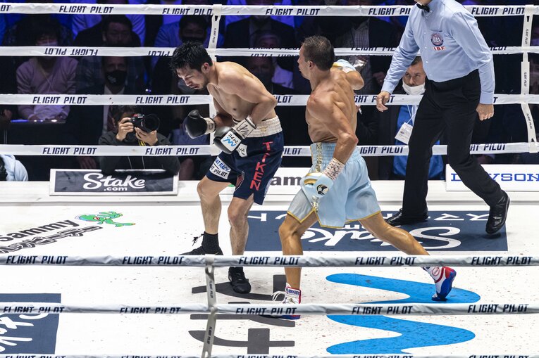 村田が左フックを振るった直後にゴロフキンから右を被せられ、崩れ落ちる村田（3/9）　©Takuya Sugiyama