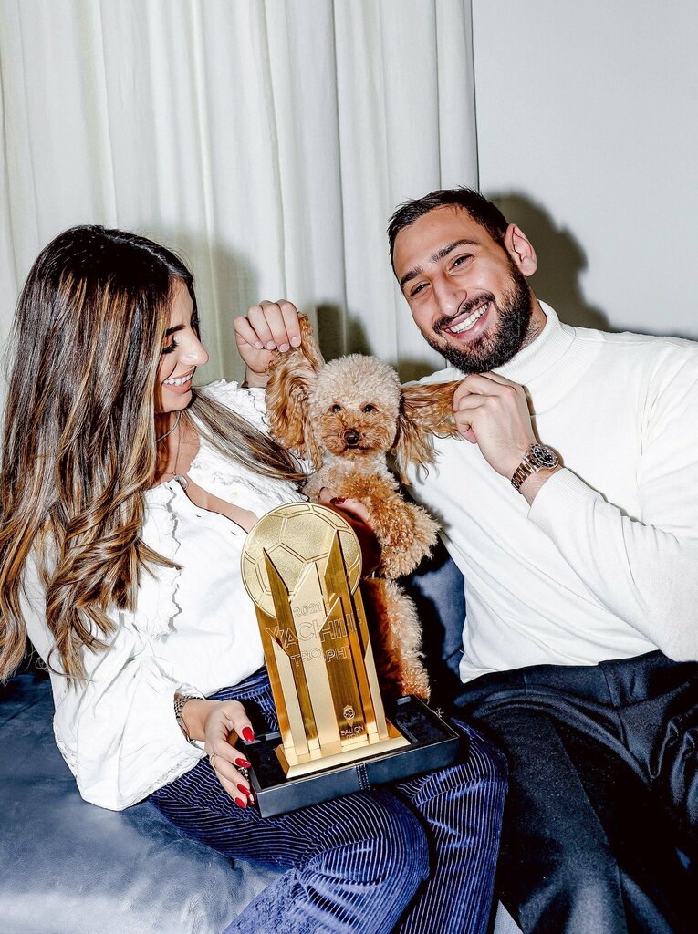 ヤシン・トロフィー受賞を、フィアンセのアレシアと自宅で喜ぶドンナルンマ  photograph by L’Équipe