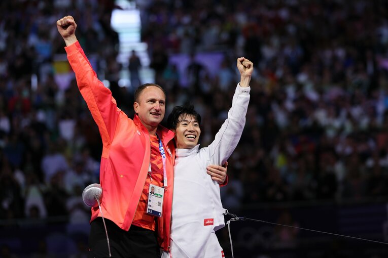 男子エペ個人で金の加納とゴルバチュクコーチ　©Kaoru Watanabe/JMPA