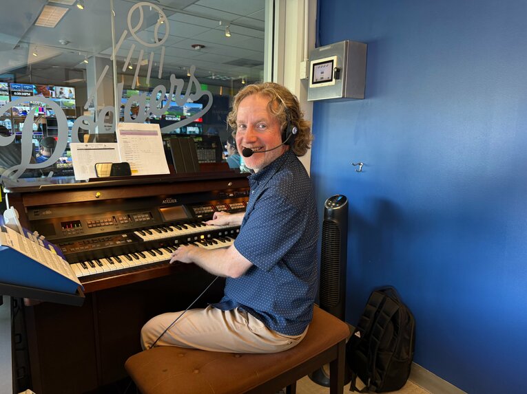 【番記者が撮った“テレビに映らない”大谷＆ドジャース写真】大谷のハッピーバースデーを演奏したドジャースタジアムのオルガニスト、ディーター・ルールさん　©Naoyuki Yanagihara