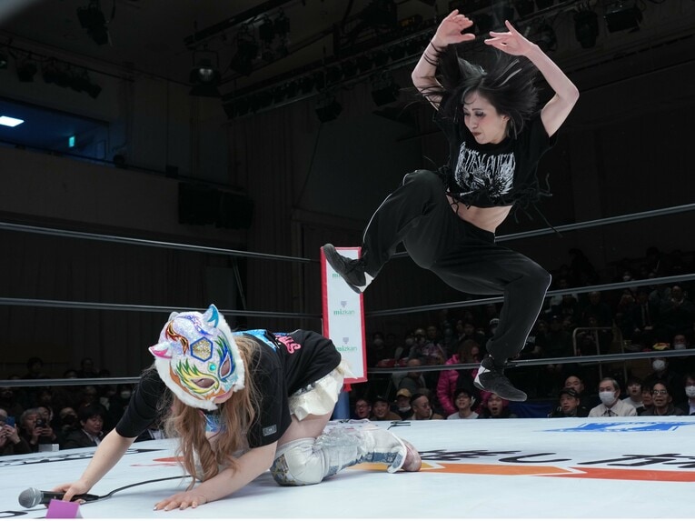 「ずる休み」中の上谷沙弥に襲われたスターライト・キッド。1月21日、後楽園ホール　©Essei Hara