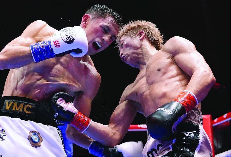 井上尚弥の右ボディをまともに受け、悶絶するピカソ　©Naoki Fukuda