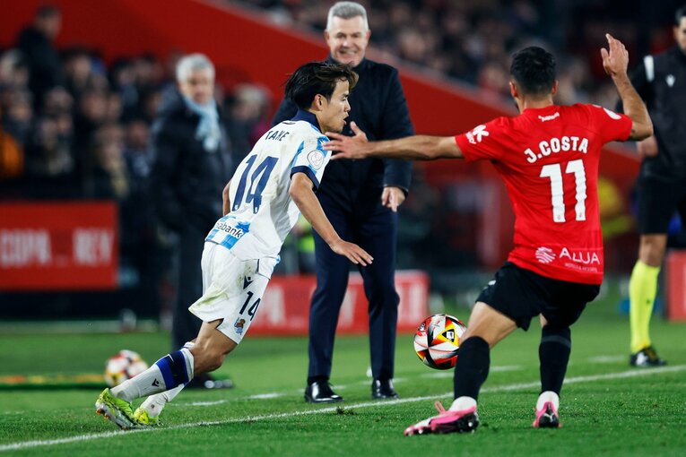 タッチ側での久保のプレーをマジョルカ時代の指揮官アギーレが見つめる　©Daisuke Nakashima