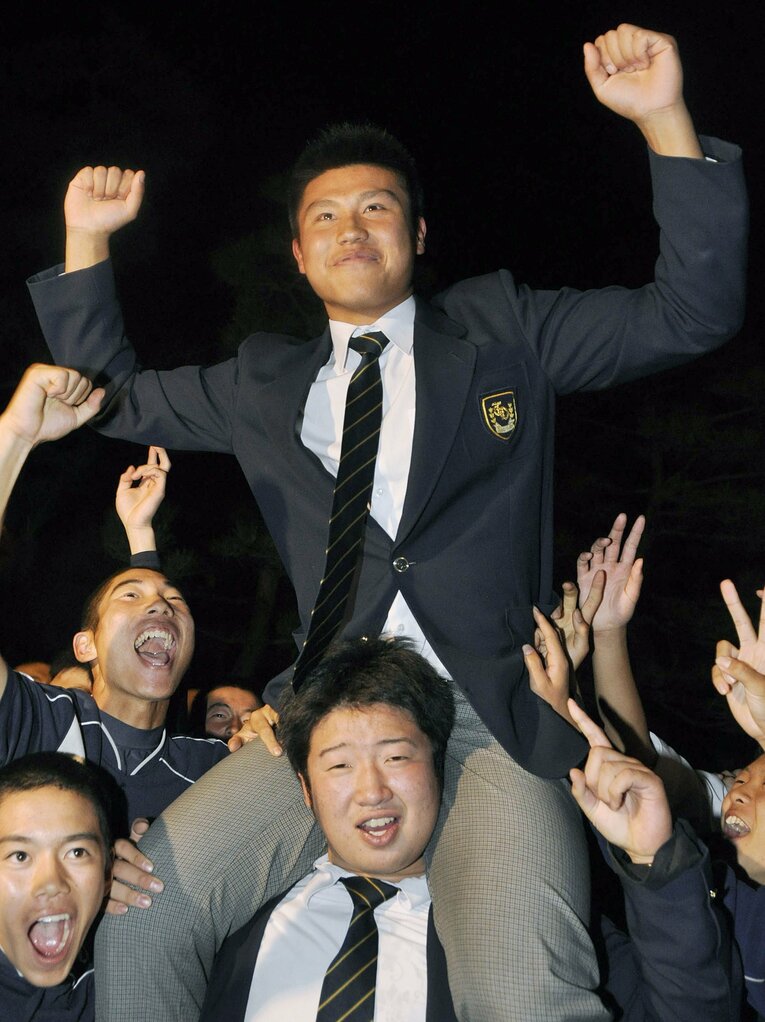 2012年のドラフトで日本ハムから2位指名を受けた瞬間の森本さん　©KYODO