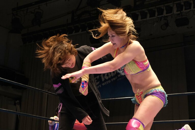 アイスリボン後楽園ホール大会　松谷うの（左）と雪妃真矢　(C)Norihiro Hashimoto