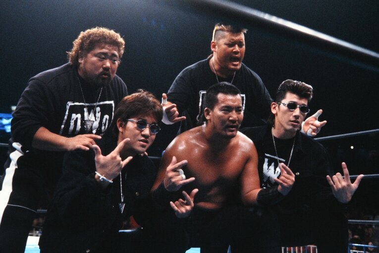 nWo時代のヒロ斎藤、蝶野正洋、天山広吉と三浦大輔、鈴木尚典 ／ photograph by AFLO