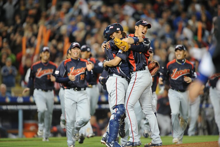 WBC連覇を成し遂げマウンド上で抱き合うダルビッシュと侍ジャパンのメンバーたち　©︎Naoya Sanuki