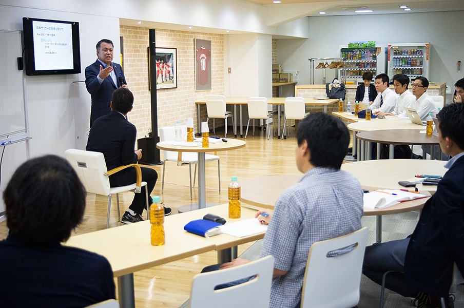 日本サッカー協会・田嶋幸三会長がNSBC受講者と討論した「方策」とは。<Number Web> photograph by Yuki Suenaga